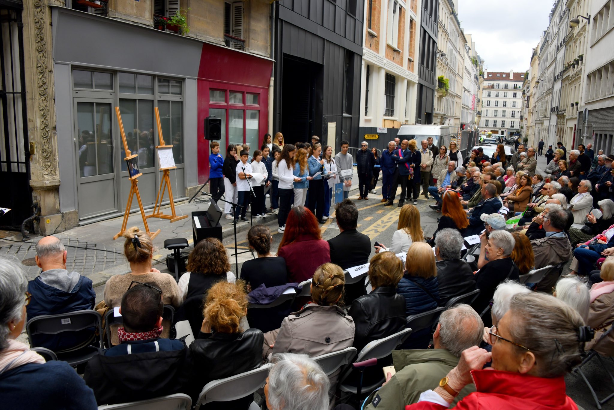 Pose_de_plaque_rue_de_Navarin.jpg
