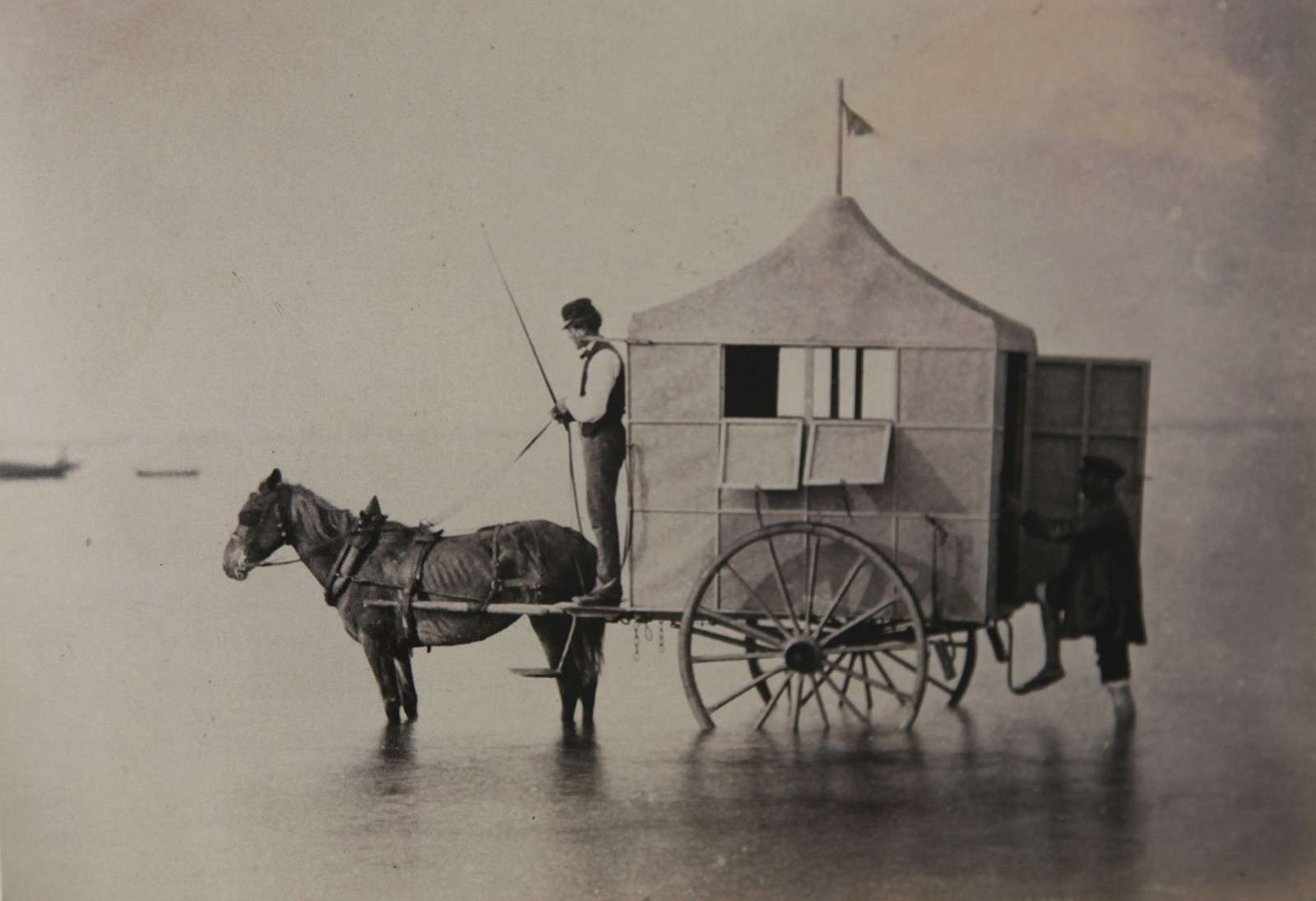cabine-de-bain-hippomobile-arcachon-gironde-france-photographie-dalphonse-terpereau-1864.jpg
